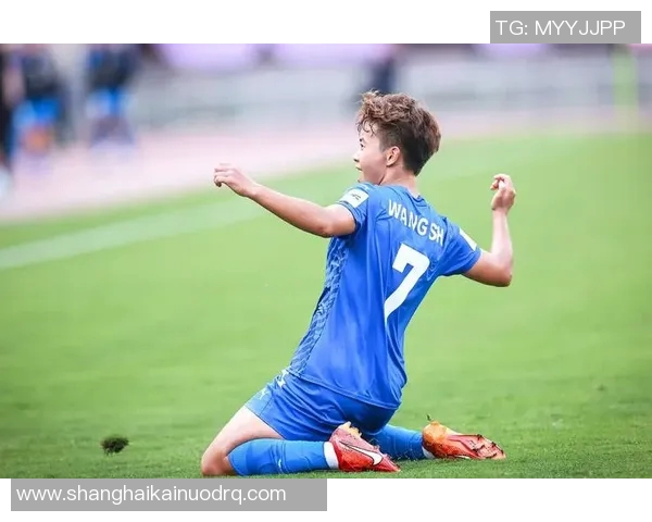 湖北省委书记王忠林调研武汉车谷江大女足俱乐部庆祝夺冠成就